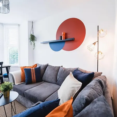 Kandaka-modern * Leeds (West Yorkshire)